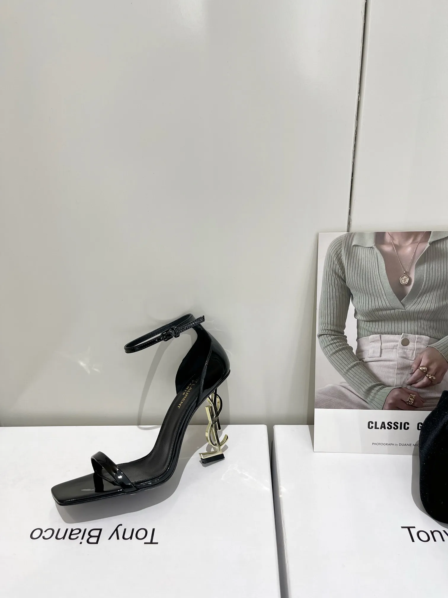 👟👟Ex-factory price 520👟👟 Women's shoes, women's clothing, women's shoes factory "SAINT LAUREN*" "𝗦𝗔𝗜𝗡𝗧 𝗟𝗔𝗨𝗥𝗘𝗡*" 💥ysl Saint Laurent classic high-heeled shoes Only YSL understands women’s hearts best🧡Doesn’t accept refutation🙅‍♂️Super invincible feminine artifact👠A must-have for women😊 (✅Full-body customization, in-house molded toe hardware, perfect consistency)⚠️Compare the differences between pictures and products on the market😋 Upper: Customized imported cotton silk weaving/Imported calf patent leather Lining: Imported🐑sheep leather Sole: Imported genuine leather outsole Thickness: 9cm Color: black paint with gold, black leather with black Size: 35-39 (full set of packaging)